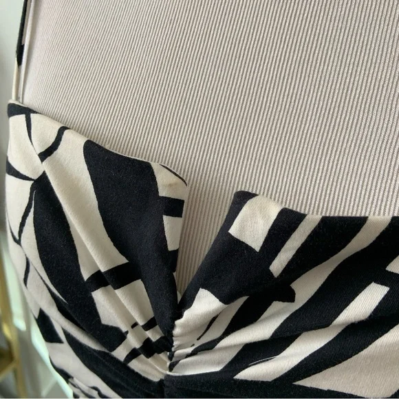 Elegant Black and White Patterned Dress - Picture 4 of 7